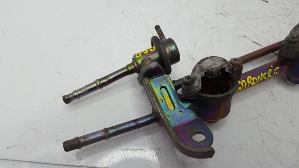 Regulador de presión de combustible riel de combustible 2000 Infiniti G20 G-20 Foto 2 de 4