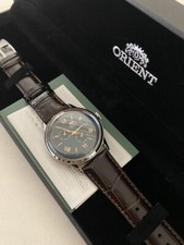 Orient Bambino V6 - Orologio da polso da uomo automatico e a carica manuale meccanico classico bracciale e cassa in acciaio inox di colore grigio display analogico blu - RA-AC0019L10B