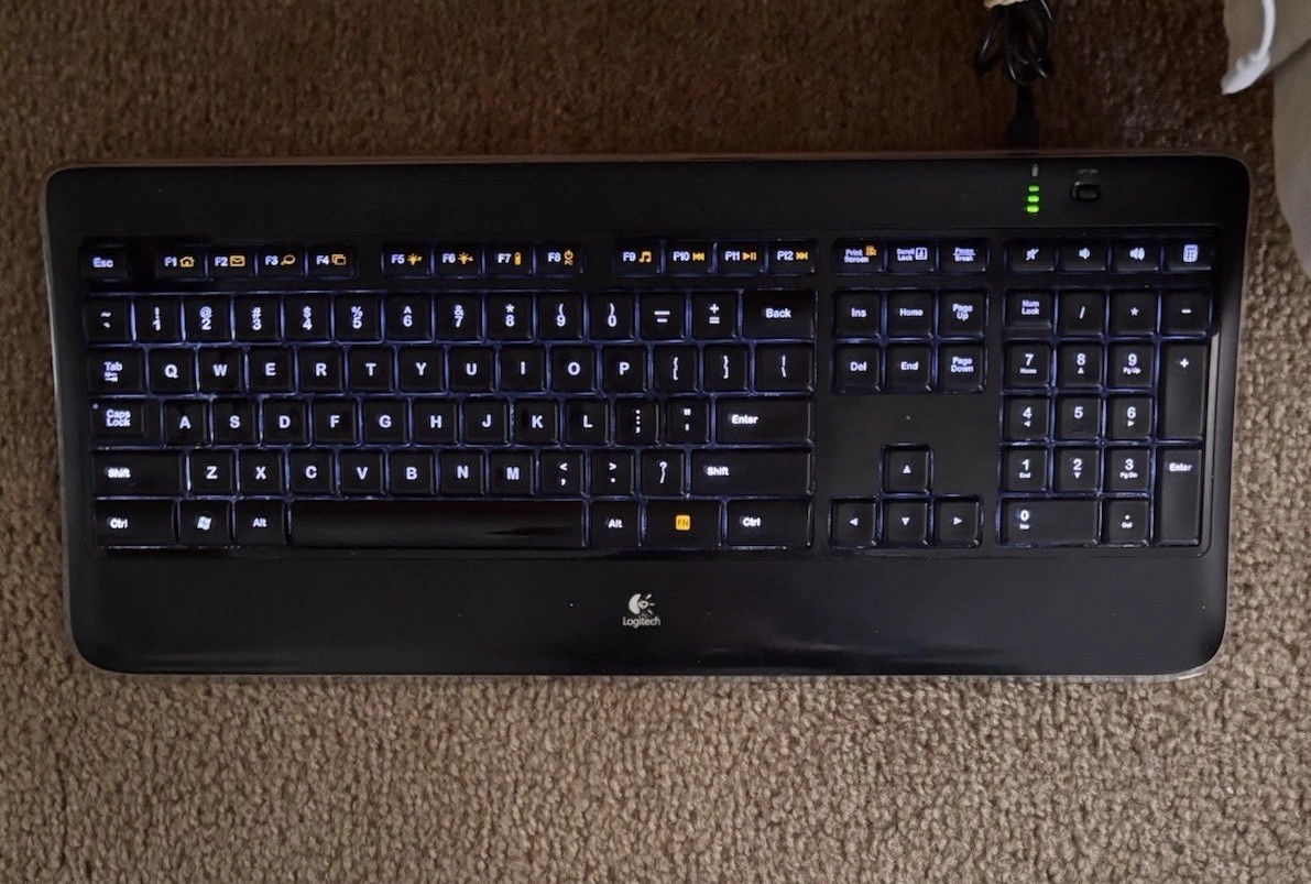 LOGITECH K800 Wireless Illuminated Keyboard (YR0065) w/ mous