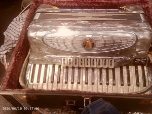 SILVIO SOPRANI ACCORDIAN WITH --LAFAYETT P-IOI ELECTRIC TAKE OFF AND BOX. EXCELL