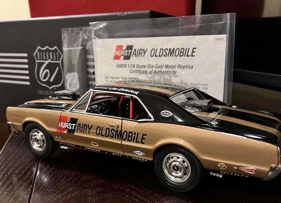 Highway 61/DCP Oldsmobile 1967 "Hurst Hairy Olds" 1:18 Diecast 50829. Bi-Fold Foto 2 de 4