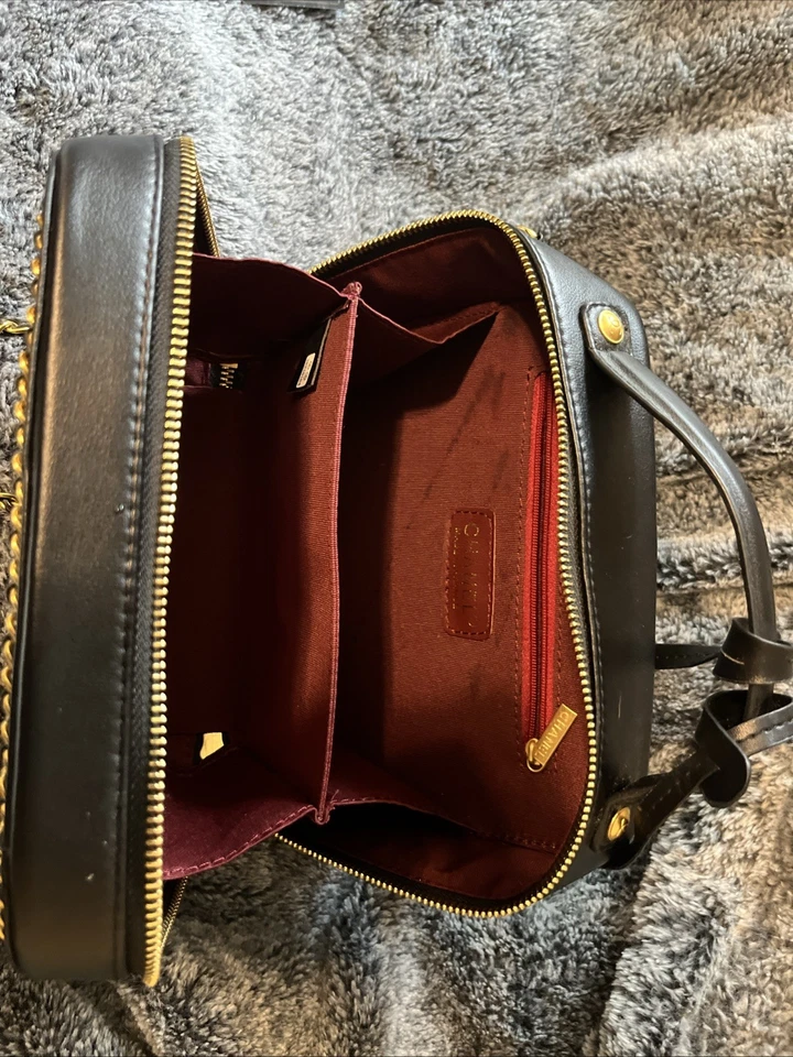 Estuche de tocador Chanel Caviar acolchado pequeño con asa superior negro con herrajes en tono dorado Foto 4 de 4