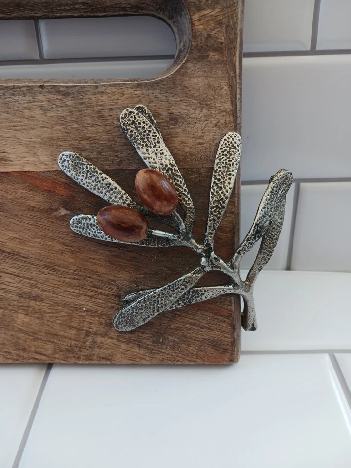 Tabla de queso charcutería para servir aceituna metal tono plata y pastel de barro Foto 2 de 4