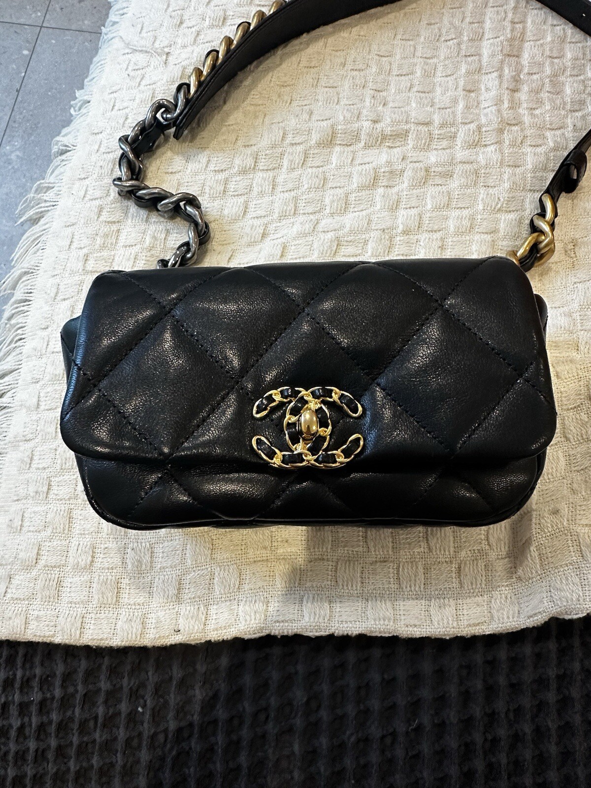 Chanel 19 leather waist bag 