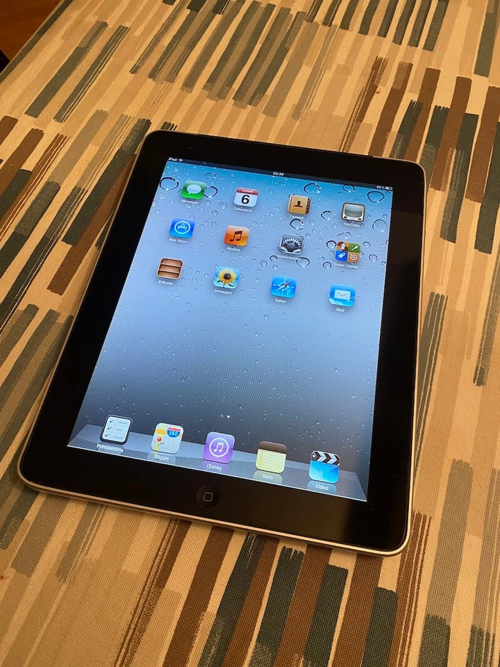 Apple iPad (1st generation) · 64GB · Cellular, foto 1 di 3