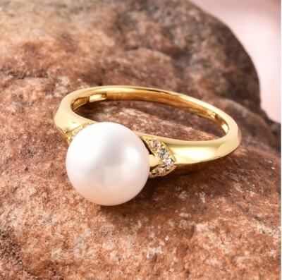 Ring mit weißen Edison-Perlen und natürlichem kambodschanischen Zirkon (Größe R) in Gelbgold 925