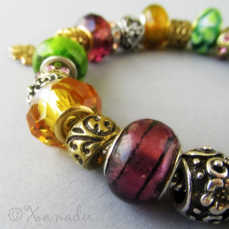 Pulseiras de berloque douradas de outono europeu com contas verdes, roxas e berloques dourados - Imagem 3 de 4