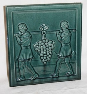 alte grüne Ofenkachel Männer tragen Trauben / Weintrauben Jugendstil