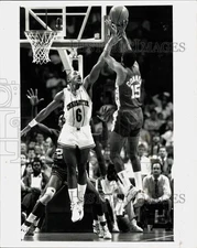 1988 Press Photo Hornets' Michael Holton tries to block a shot by Lester Conner