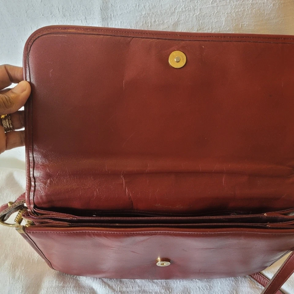 Bandolera de cuero vintage Etienne Aigner en rojo sangre de buey Foto 3 de 4