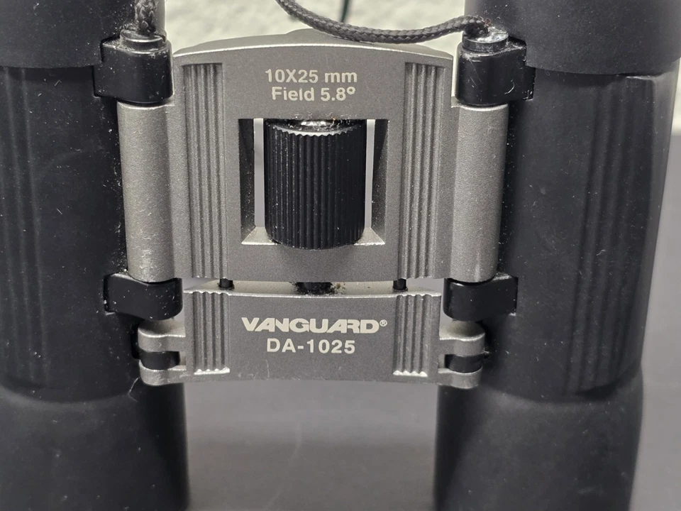 Vanguard DA-1025 Binoculars W Case Compact 10x25 mm Field View 303 Ft/1000 Yds - Image 2 of 4
