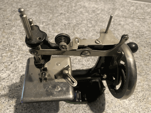 RARE SINGER 20(?) Miniature Child Toy Sewing Machine -older model, script minty - Picture 5 of 10