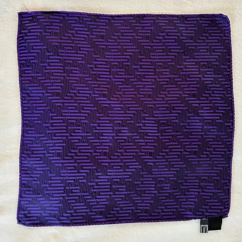 Pañuelo Versace Cuadrado de Bolsillo Seda Púrpura Negro Geométrico De Colección Foto 2 de 4