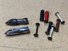 Antica custodia vintage 2 navette proiettili e 7 bobine macchina da cucire cantante LEGGERA RUGGINE