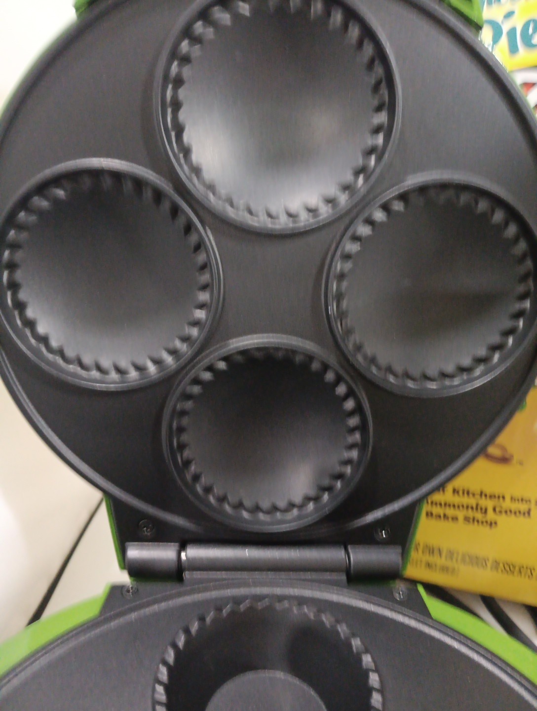 Pie Maker KEEBLER Mini PIES Countertop GREEN Non-Stick DESSERT S'mores PIES 2012