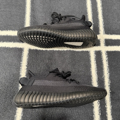 adidas Yeezy Boost 350 V2 Onyx/Black Low Top Primeknit Sneakers HQ4540