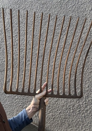 Vintage giant cast iron pitchfork head 14 tines 19" across