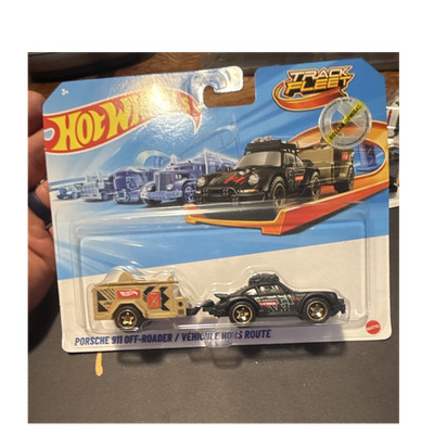 Hot Wheels Track Fleet Porsche 911 Off-Roader 1:64 Diecast Black Tan Trailer