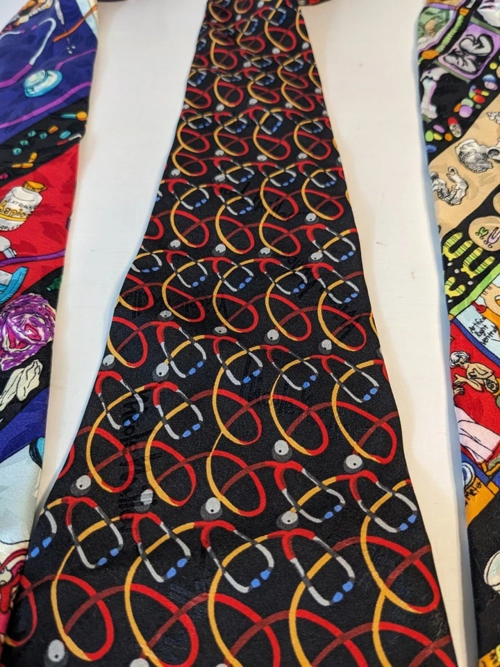 Conjunto de 4 Corbatas Temáticas Médicas Nicole Miller De Colección Años 90 Usadas en Excelente Condición Foto 4 de 4