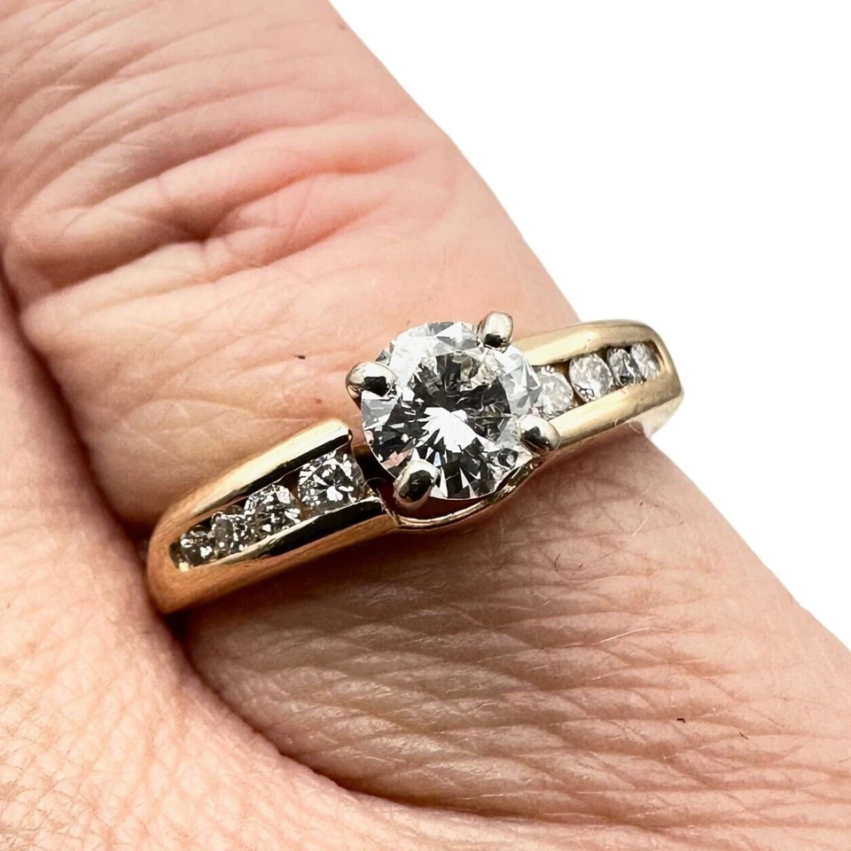 Anillo de compromiso de boda vintage Estate Find de oro amarillo de 14 quilates con diamantes talla 7,5 Foto 3 de 4