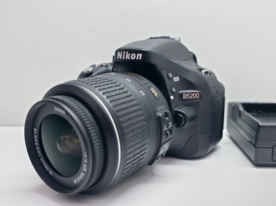 Nikon D5200 DSLR mit Nikon AF-S VR Nikkor 18-55mm G DX Objektiv  BLITZBEREIT 