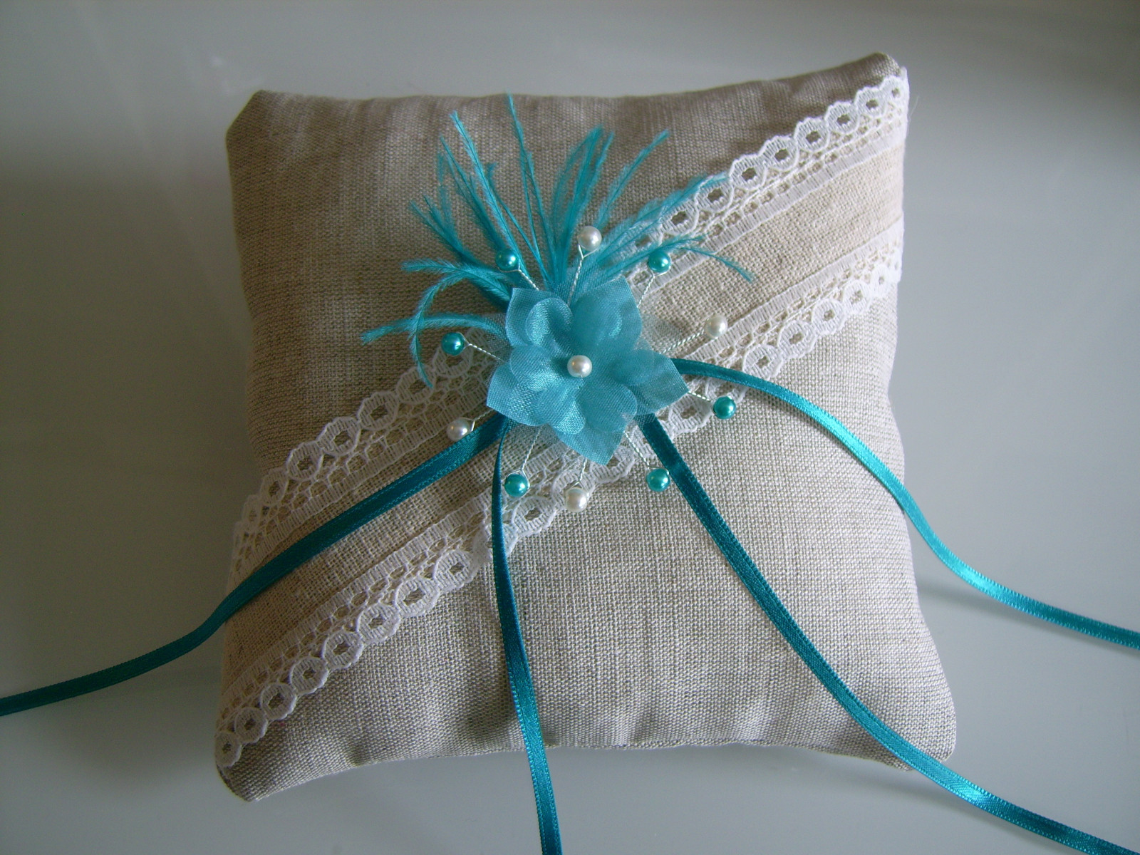 Coussin pour alliances mariage bohème en jute et lin crème au bord de l'eau