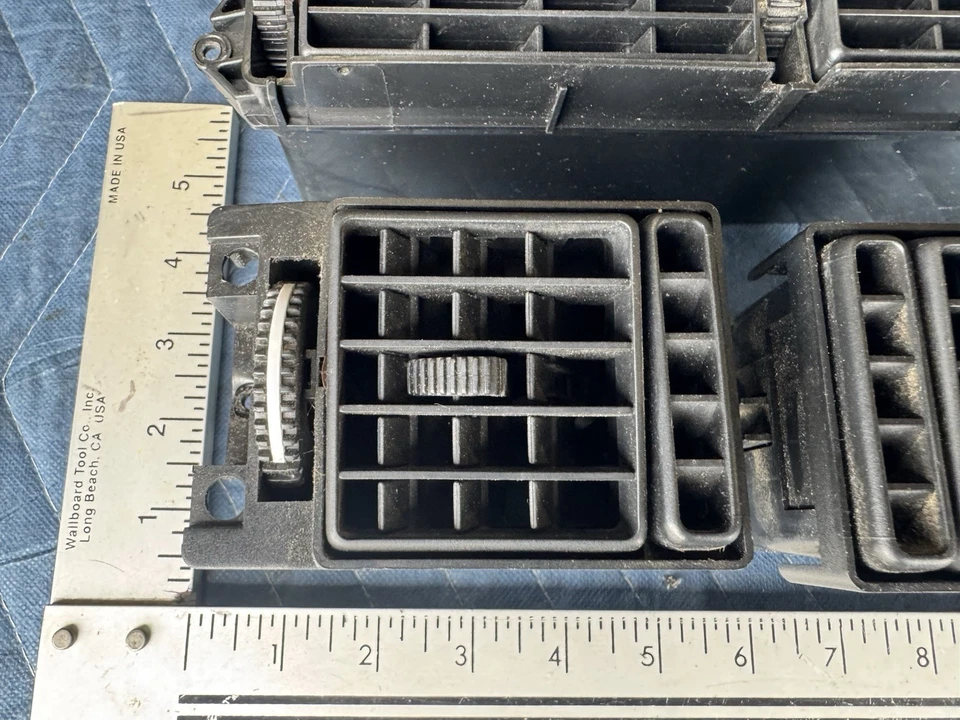 Volvo 240 244 245 1986-1993 tablero central izquierdo derecho aire acondicionado juego de ventilación de calor OEM #4813E Foto 2 de 4