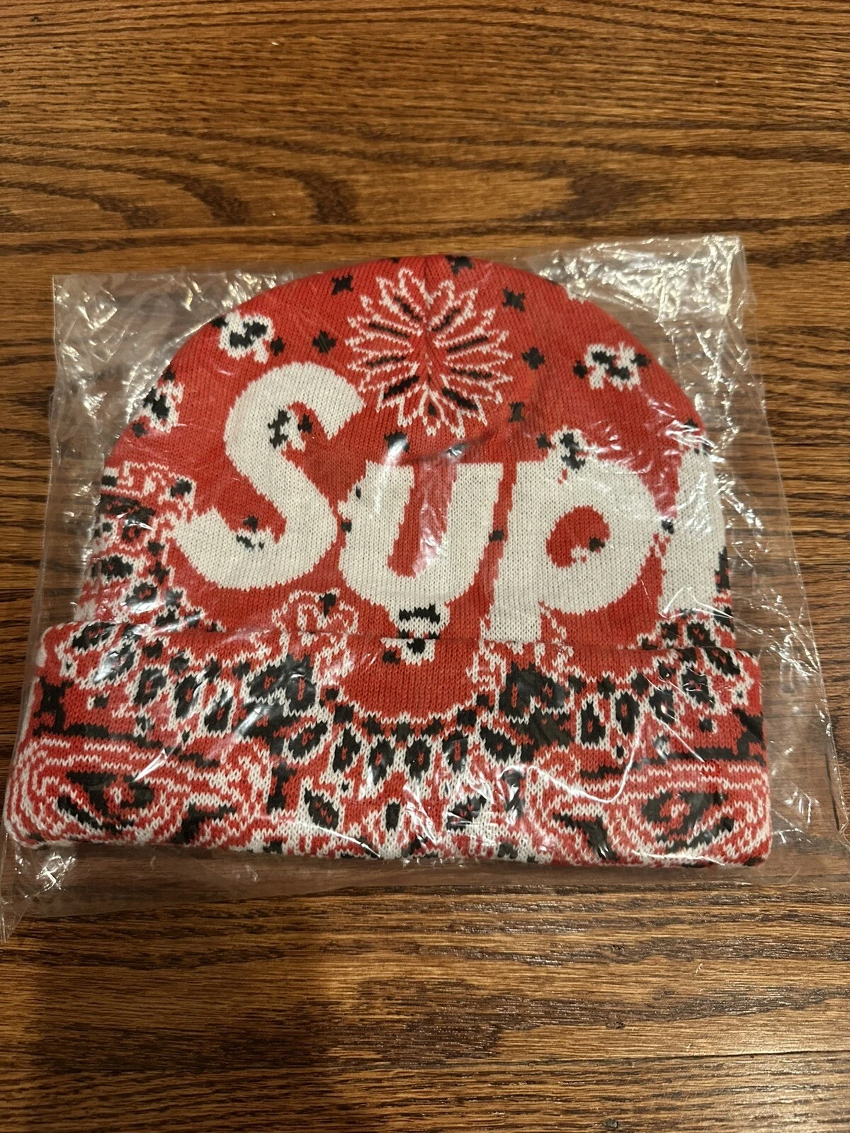 Bonnet rouge Supreme Big Logo FW24 OS taille unique imprimé cachemire à la main neuf avec étiquette