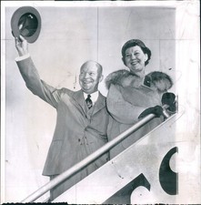 1956 President Dwight Eisenhower Mamie Wa Airplane Press Vintage Photo 8x8