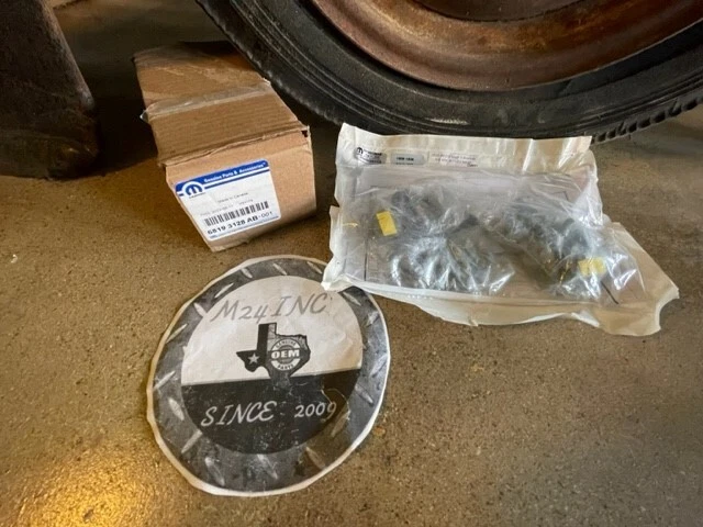 68193128AB DODGE RAM 1500-5500 Kit de herrajes de montaje de escalón lateral tubular OEM MOPAR Foto 2 de 4