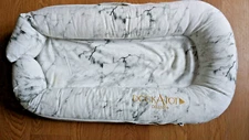 DOCKATOT DELUX+ BABY LOUNGE 23" CARRARA MARBLE 0+8 WITH COVER AND CARRY CASE