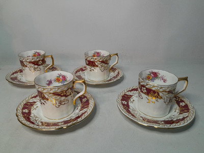 VIER 1940er Royal Crown Derby KAFFEETASSE & UNTERTASSE Blumendekor Goldrand Dose