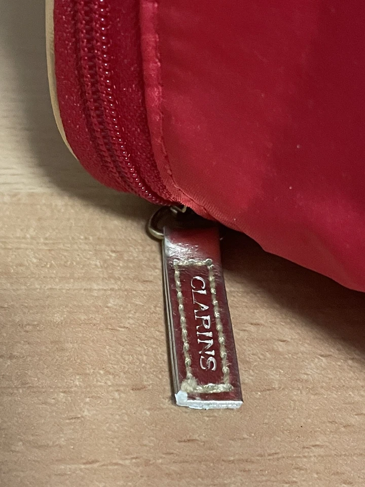 Bolso de cosméticos Clarins Beauty rojo con adornos metálicos de color dorado. Nuevo. Foto 4 de 4