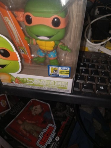 Funko Pop SDCC 2020 Michelangelo mit Surfbrett Con Aufkleber - Bild 2 von 2