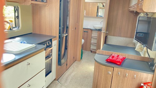 BAILEY UNICORN MADRID 4 caravan - 2019 - END BATHROOM - REMOTE CONTROL MOVER - Picture 11 of 14