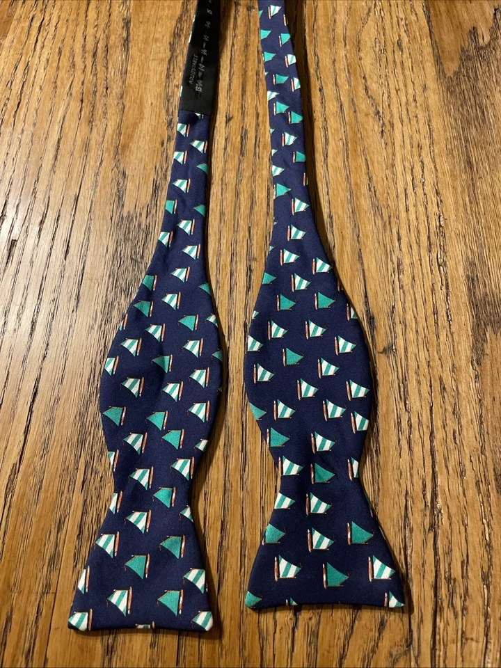 Gravata borboleta masculina ajustável vintage em excelente estado usado Alynn seda EUA estampa veleiro - Imagem 3 de 4