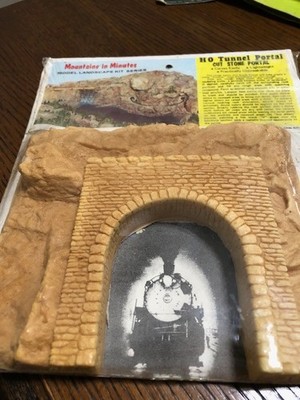 I.S.L.E. Lab Terrain HO Cut Stone Portal Pack VG+/Mint 2 Pieces