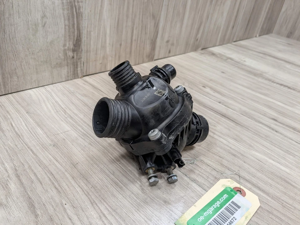 Carcasa termostato refrigerante agua motor N54 OEM BMW E82 E88 E90 E92 E93 135 335 Foto 2 de 4