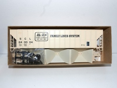 Roundhouse 3536 HO Scale FMC 3-Bay Covered Hopper Kit Family Lines SCL/LN - NEW