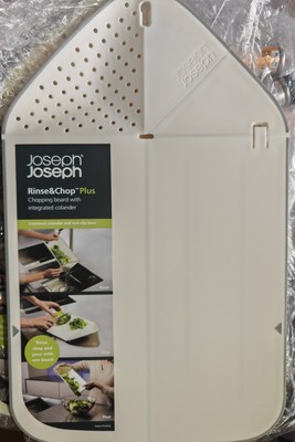 Joseph Joseph Klappbares Schneidebrett Rinse & Chop Plus Sieb Creme