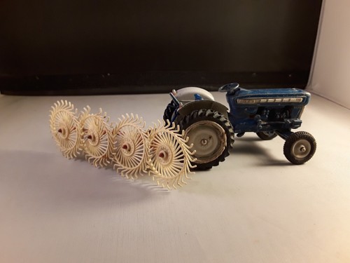 Fabrication du foin dans un champ agricole Banque de photographies et d