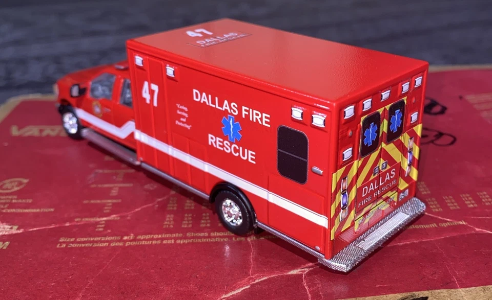Kitbash 1/64 1-1 Ford F-550 Ambulance 1-1 Custom Made Kitbash Dallas Fire Rescue - Image 4 of 4