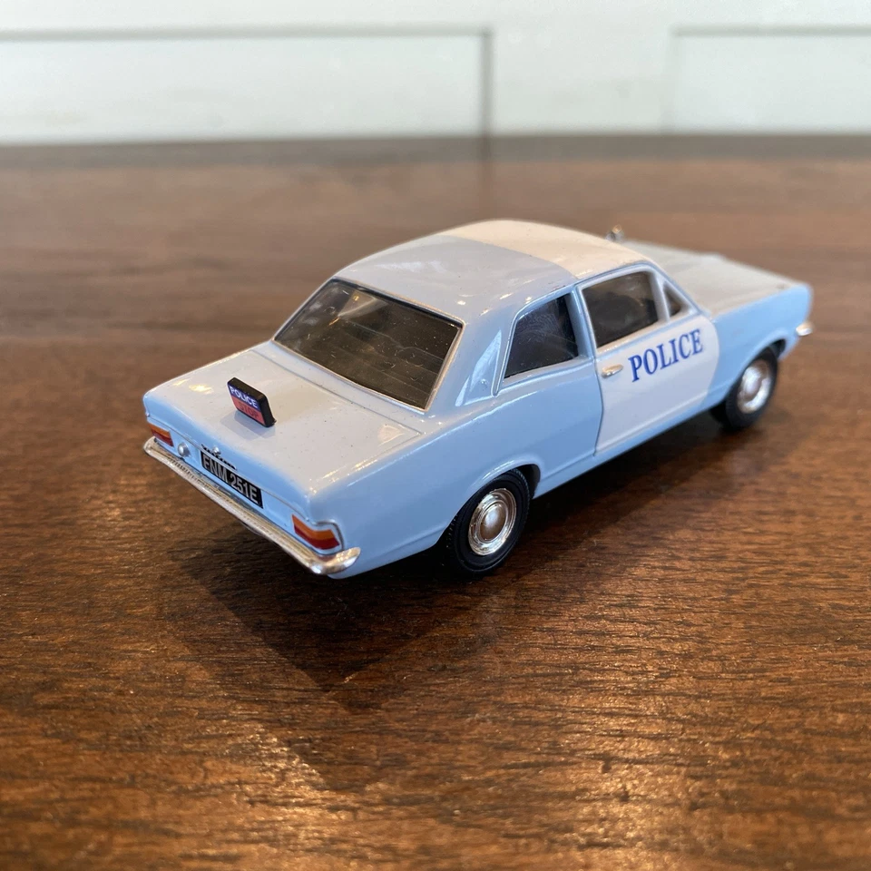 Vanguards 1/43 Scale VA08702 - Vauxhall Viva - Bedfordshire & Luton Police #1061 - Image 4 of 4