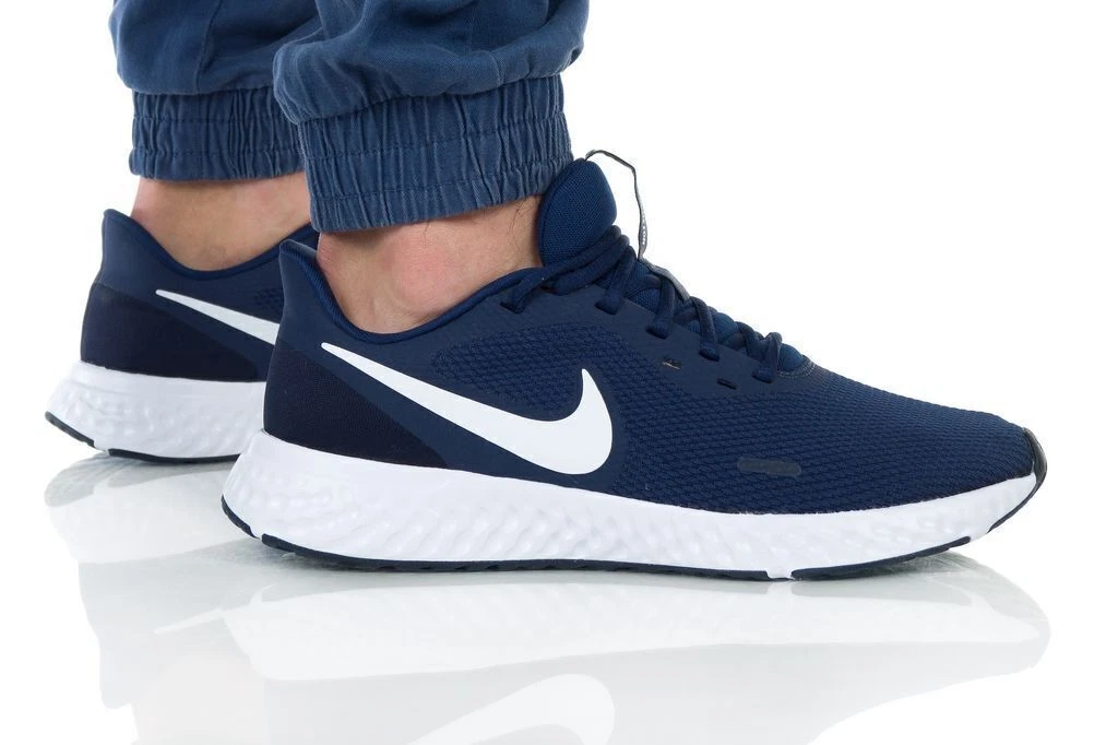 Mens navy hotsell nike trainers