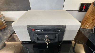 Sentry Safe 1100 Feuertresor Box 2 x Schlüssel guter Zustand, 36 cm x 25 cm Tiefe 15 cm