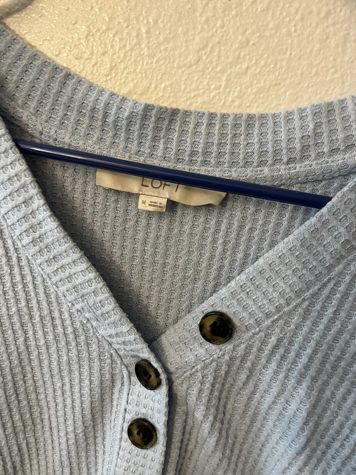 Suéter Pullover Ann Taylor LOFT Azul Peso Ligero, Henley Mediano Foto 3 de 4