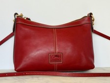 Borsa a tracolla Dooney & Bourke rossa fiorentina in pelle tracolla regolabile rimovibile