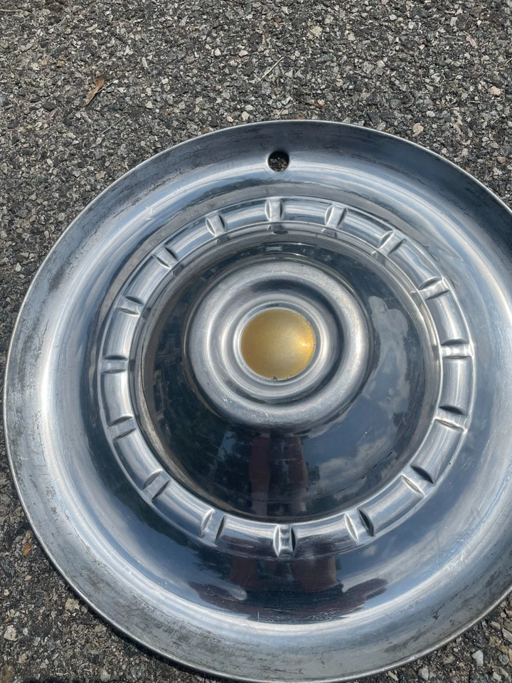 Una cubierta de rueda tapacubos original de fábrica 1952 1953 Chrysler Saratoga Windsor Foto 4 de 4