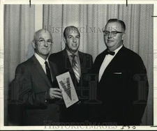 1969 Press Photo Arthritis Foundation officials gives Mason Webster certificate