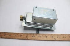 SPDT Fixed Point Air Pressure Sensing Switch w/ Arrow Flow .05" FS-751